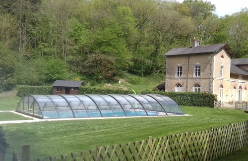 Mont-Saint-Jean Cottage | Groom's cottage is a secluded holiday home with a heated pool.Ideal for families