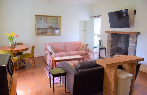 Carsethorn Cottage | Grooms Cottage - a cottage that sleeps 4 guests in 2 bedrooms