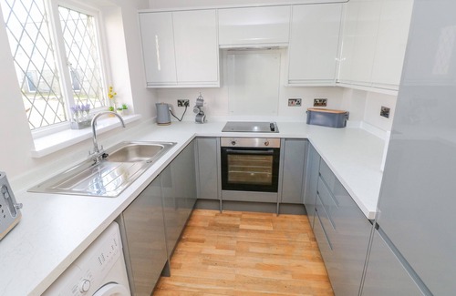 St. Florence Cottage | GROOMS COTTAGE, pet friendly, with pool in St Florence