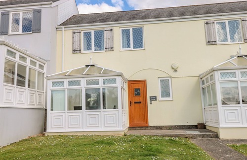 St. Florence Cottage | GROOMS COTTAGE, pet friendly, with pool in St Florence