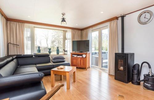 Rijs House | Groot hoek Chalet met Airco ,Wasmachine, Vaatwasser,Droger en luxe keuken en zwembad op camping! Immer Besser!