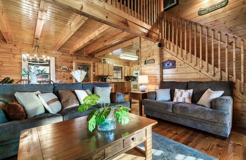 Pigeon Forge Cabin | Groot's Place - 5min from parkway - massage chair/Air hockey/foosball