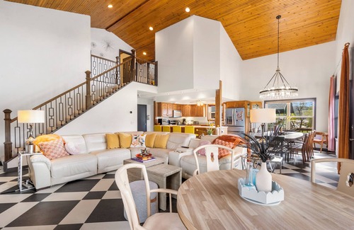 Branson Cabin | Groovy 5bd/2.5b on Lake Taneycomo near Branson sleeps 15