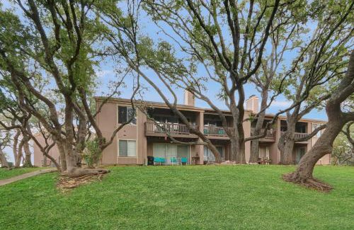 Canyon Lake House | Groovy Getaway