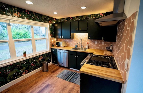 Vancouver House | Groovy house w/yard, office, AC. Close to PDX!