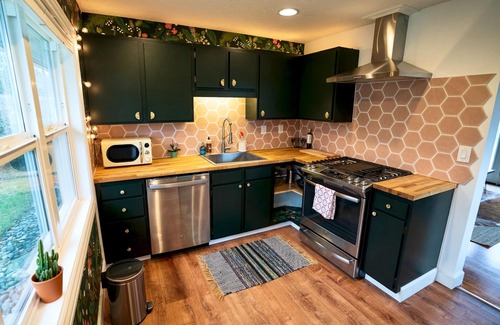 Vancouver House | Groovy house w/yard, office, AC. Close to PDX!