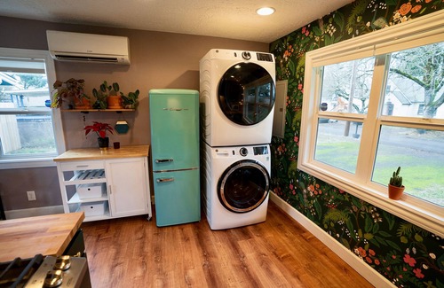 Vancouver House | Groovy house w/yard, office, AC. Close to PDX!