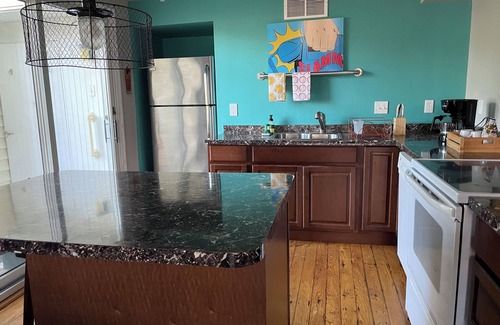 North End Apartment | Groovy North End OC Beach Bungalow
