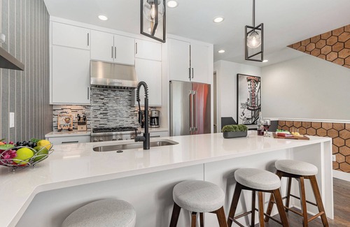 Katie Hill Neighborhood Cottage | Groovy -rooftop Patio w/Hot Tub -mins to Broadway