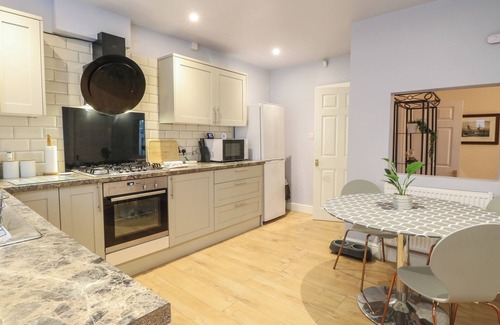 Lowestoft Cottage | GROSVENOR HOUSE, pet friendly, character holiday cottage in Lowestoft