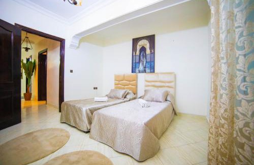 Tangier Apartment | Grote gezinnen 185m2 met privéparking en Zeezicht!