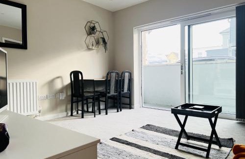 Newmarket Apartment | Ground Floor 1-Bed Flat in Newmarket - WiFi Sleeps 3 Guests