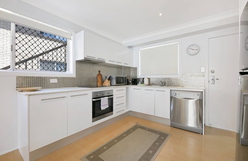 Gold Coast Apartment | Ground Floor 2-Bed Mermaid Beach Pad with Parking