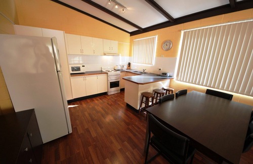 Hat Head Apartment | Ground floor 2 bedroom unit accommodating 6* Great Location*