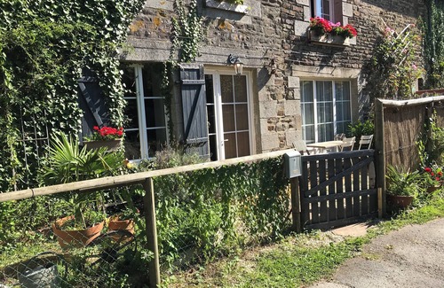 Boucey Apartment | Ground floor and terrace 10 km from Mont st Michel