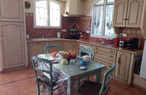 Molleges Apartment | Ground floor apartment in Provencal house with independent access ALPILLES