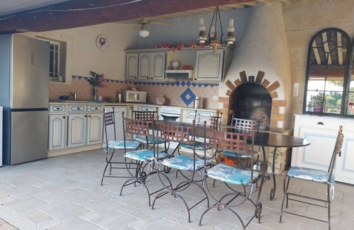 Molleges Apartment | Ground floor apartment in Provencal house with independent access ALPILLES