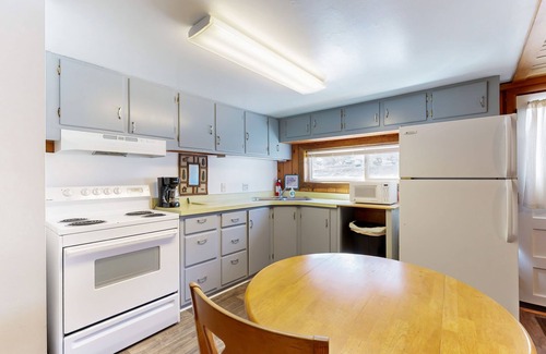 Naturita House | Ground-floor aparthotel with deck, kitchen, volleyball, mtn views