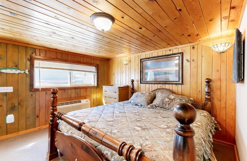 Naturita House | Ground-floor aparthotel with deck, kitchen, volleyball, mtn views