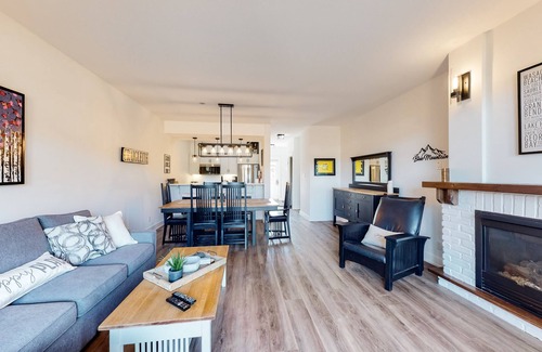 The Blue Mountains Condo | Ground-floor mountain-view condo with hot tub, pool & W/D - walk to the Village