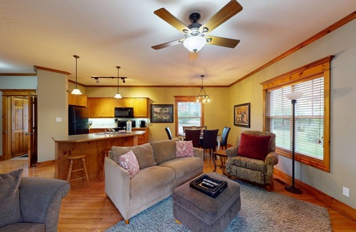 The Blue Mountains Condo | Ground floor, comfortable dog-friendly condo w/high-speed WiFi & shared pool