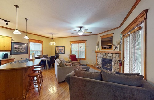 The Blue Mountains Condo | Ground floor, comfortable dog-friendly condo w/high-speed WiFi & shared pool