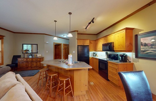 The Blue Mountains Condo | Ground floor, comfortable dog-friendly condo w/high-speed WiFi & shared pool
