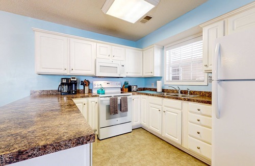 Longs Condo | Ground-floor condo next to Colonial Charters Golf Club, near the beach