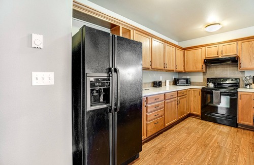 Dunes City Apartment | Ground floor condo with fast WiFi, patio, full kitchen, & private washer/dyer