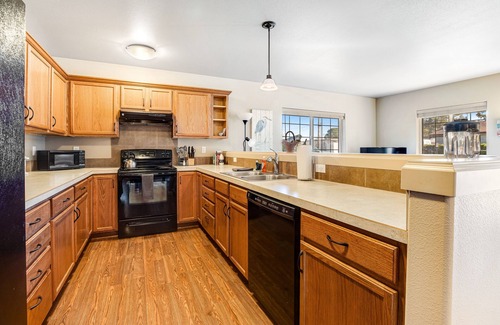 Dunes City Apartment | Ground floor condo with fast WiFi, patio, full kitchen, & private washer/dyer