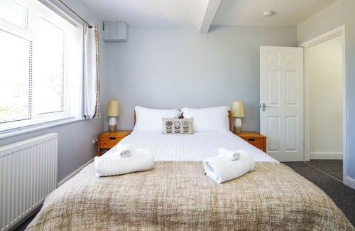 Wheatley Apartment | Ground floor flat, parking, sleeps 3, Oxford