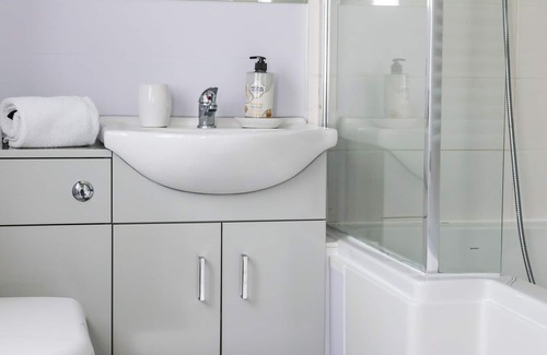 Wheatley Apartment | Ground floor flat, parking, sleeps 3, Oxford