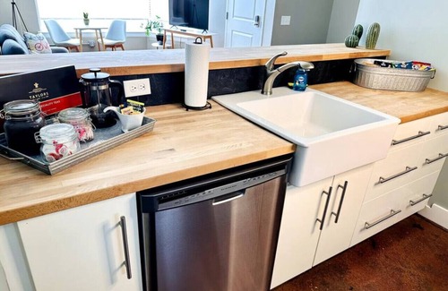 Roanoke Apartment | Ground-floor gem | walk to it all