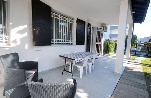 Lido delle Nazioni House | Ground floor villa with garden and comfortable patio by the sea