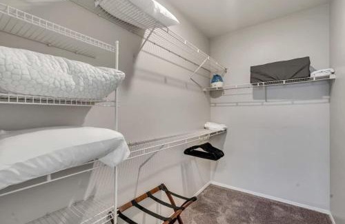Clearfield Apartment | Ground Floor King Beds Pool Gym Near Hill AFB