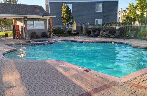 Clearfield Apartment | Ground Floor King Beds Pool Gym Near Hill AFB