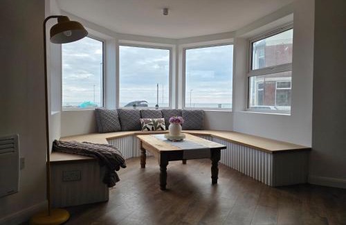 North Shore Apartment | Ground Floor Oceanview Stay Modern Design, Sleeps 4
