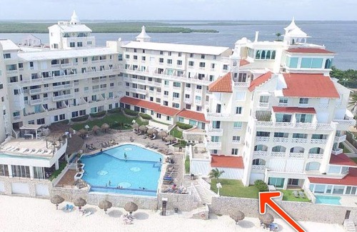 Zona Hotelera Condo | ! GROUND FLOOR! PRIVATE YARD! Pool level Steps to the beach!