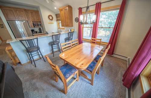 Mountain House House | Ground-floor unit with private garage