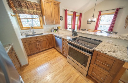 Mountain House House | Ground-floor unit with private garage