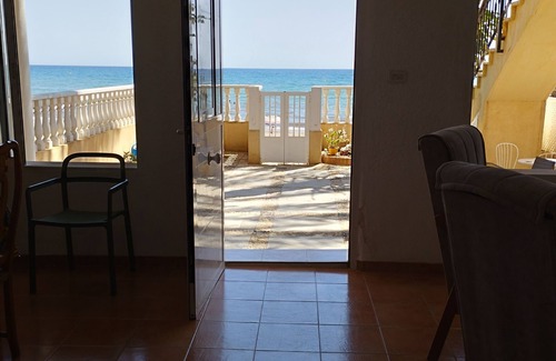 Los Puertos Apartment | Ground floor with access from the terrace to the seashore on Isla Plana beach