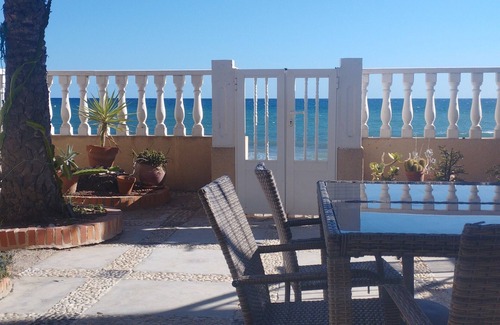 Los Puertos Apartment | Ground floor with access from the terrace to the seashore on Isla Plana beach