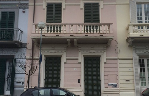 Viareggio Apartment | Ground floor with garden near the sea (air conditioning-2 bathrooms-safe)