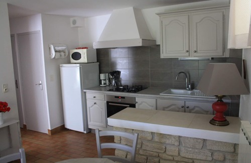 Saint-Pierre-de-Vassols Apartment | Ground level furnished apartment in beautiful bloomed and planted property