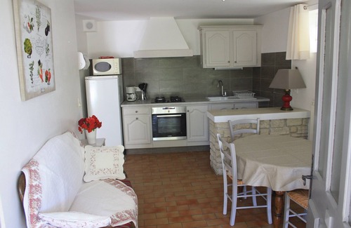 Saint-Pierre-de-Vassols Apartment | Ground level furnished apartment in beautiful bloomed and planted property