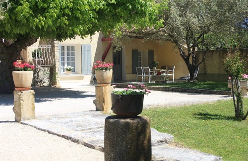 Saint-Pierre-de-Vassols Apartment | Ground level furnished apartment in beautiful bloomed and planted property