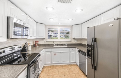 Palm Springs Condo | Ground level 2/2 Condo + Steps from Pool + Mountain Views