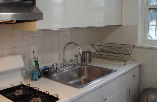 Capitol View Apartment | Ground Level Apartment Close Proximity To Metro Station
