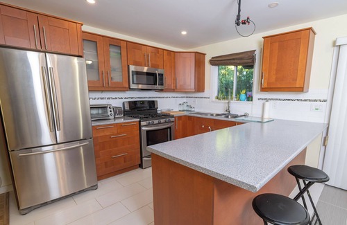 Walnut Grove Apartment | Ground Level 1 Bedroom Suite in Langley. Full Kitchen. Near golf, and shopping.