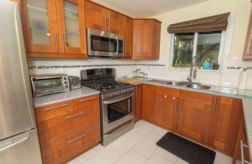 Walnut Grove Apartment | Ground Level 1 Bedroom Suite in Langley. Full Kitchen. Near golf, and shopping.